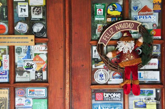 Decoração natalina no refúgio Los Cuernos, no parque nacional Torres del Paine, no sul do Chile